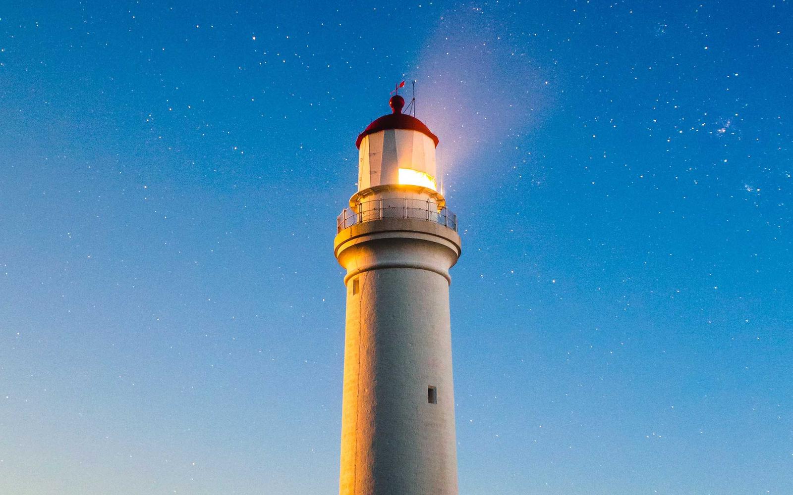 Un phare au crépuscule